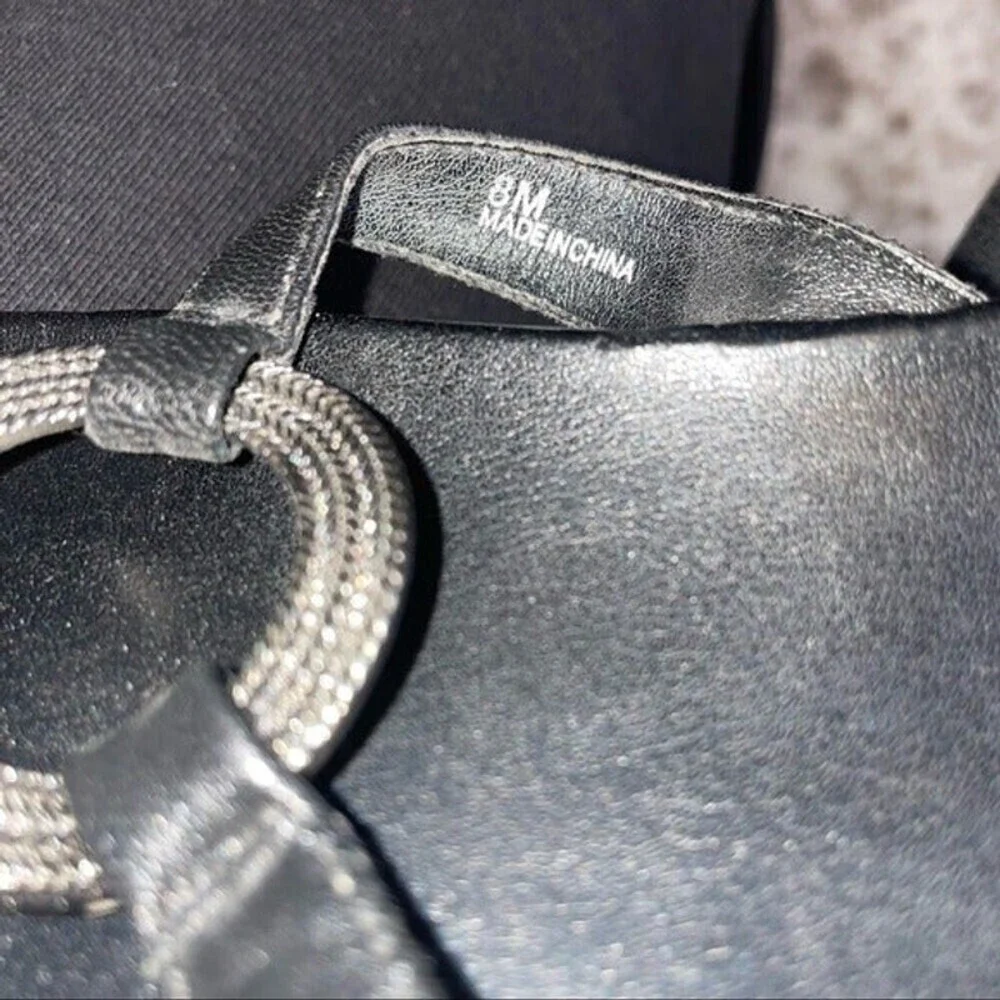 Kenneth Cole Reaction black leather flip flop sandals SZ 8